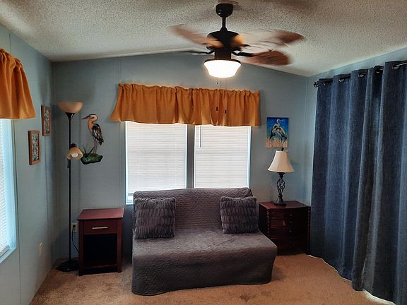 4th image of 8 Shoreline Ct