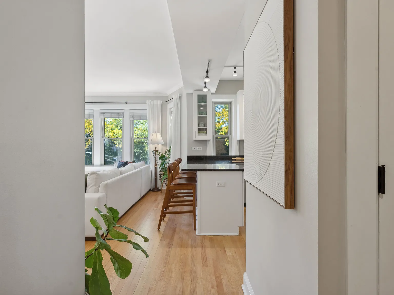 4901 N Leavitt St — Photo 2
