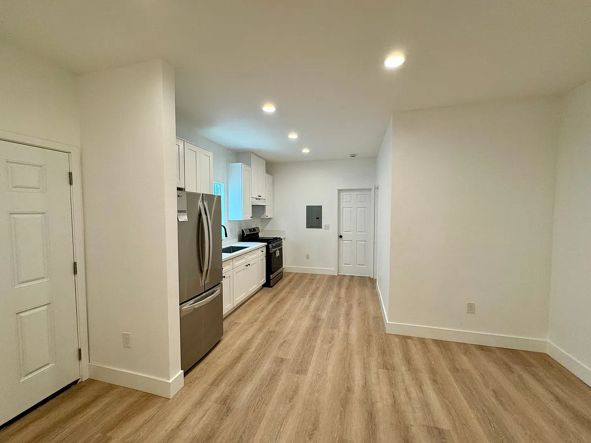 Building Photo - 5250 Los Altos Plaza