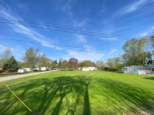 N Benton St, Winnebago, IL 61088