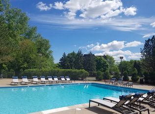 2000 Chestnut Ave APT 312, Glenview, IL 60025