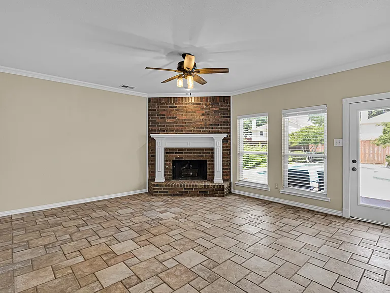 6906 Graham Dr — Photo 4