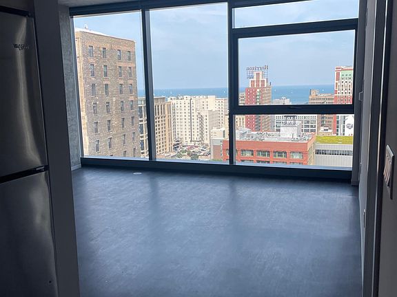 4th image of 547 S Clark St #500