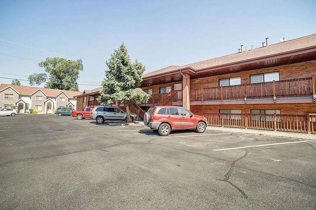 3 bed, 926 sqft, $549 — Photo 1
