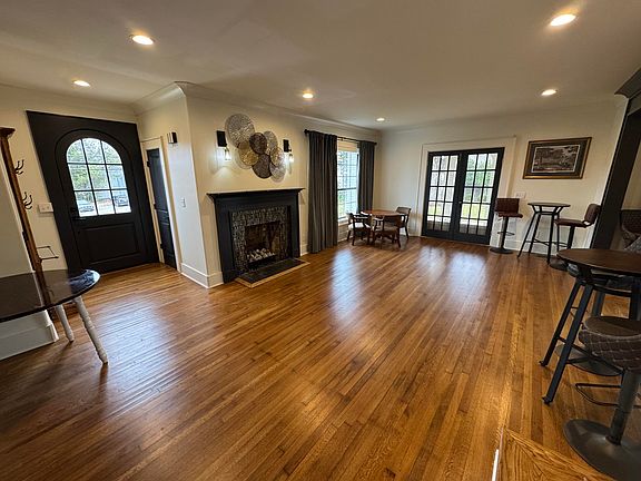 4th image of 305 W Main St