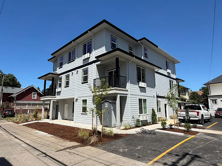 Brand New 2 bedroom 1.5 bath unit — Photo 22