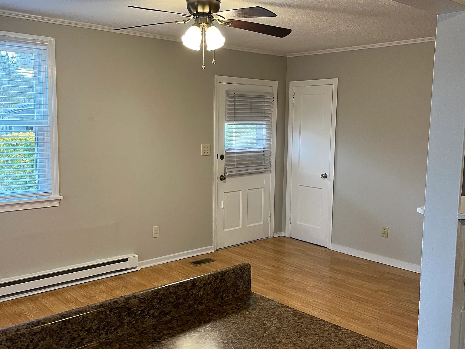 2 bed, 900 sqft, $1,300 — Photo 2