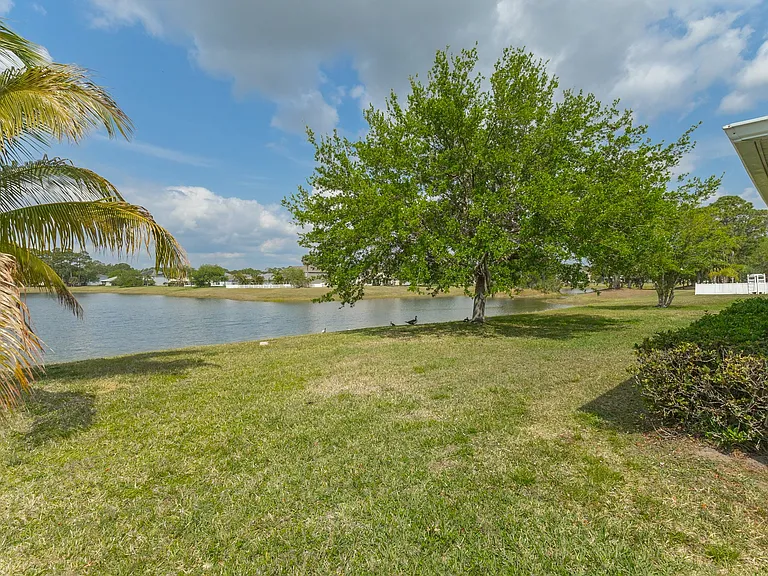 1733 La Maderia Dr SW — Photo 3