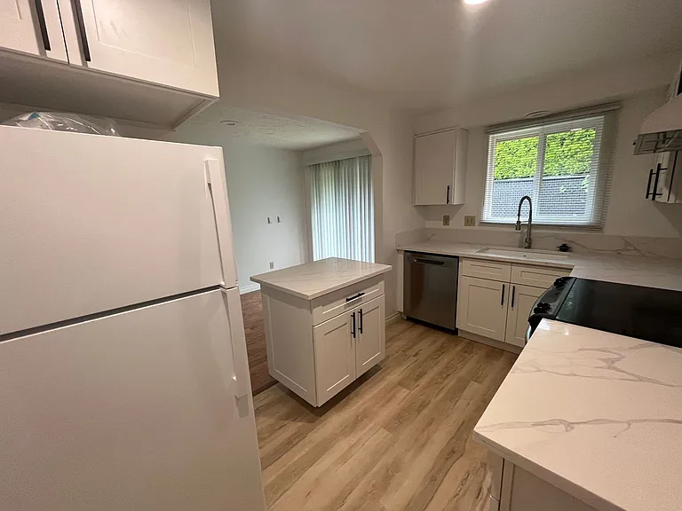 2780 Oxford St — Photo 6