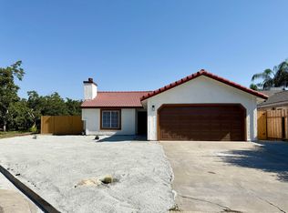 996 W Petunia St, Farmersville, CA 93223