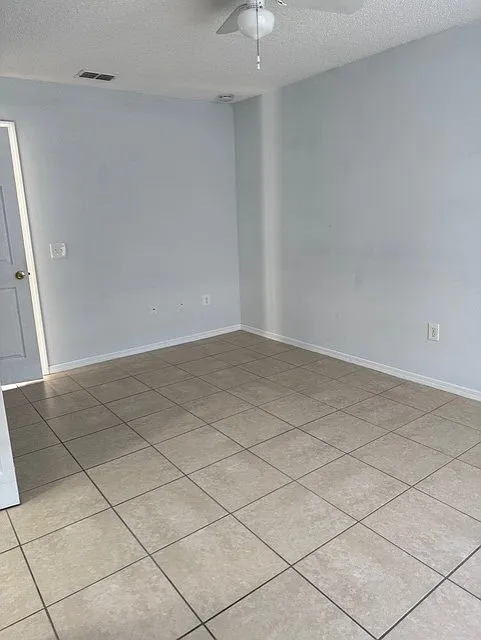 3 bed, 1100 sqft, $1,900 — Photo 3