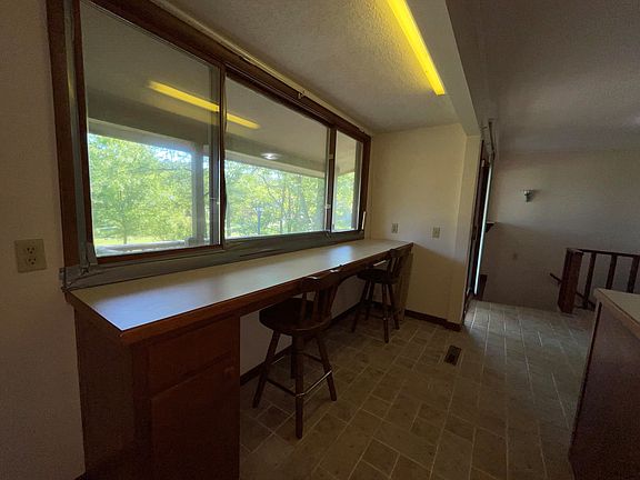 3rd image of 388 Parkside Dr