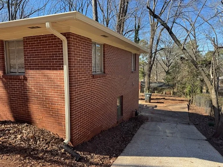 630 Lisa Ln — Photo 3