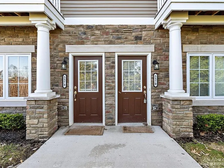 5570 Arbor Chase Dr — Photo 2