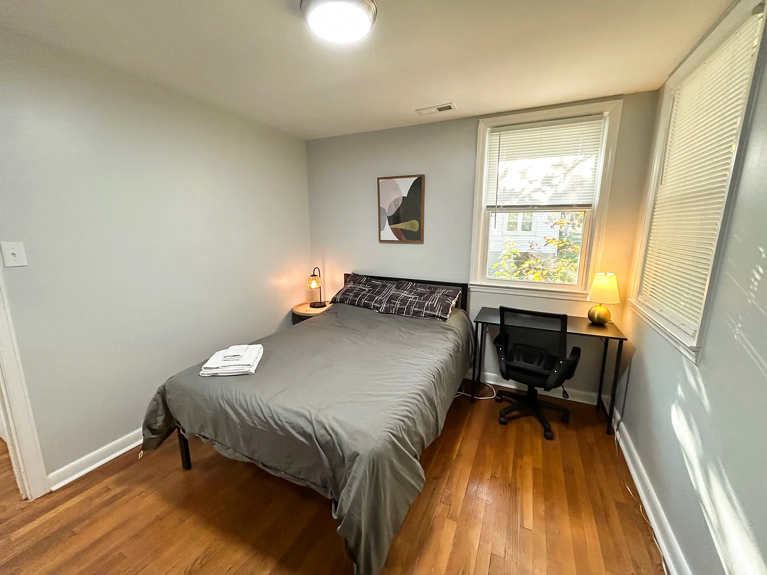 3 bed, 1.0 bath, 786 sqft, $901 — Photo 3