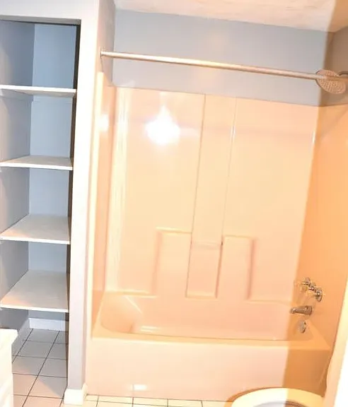 Full bathroom with shower/tub combo
