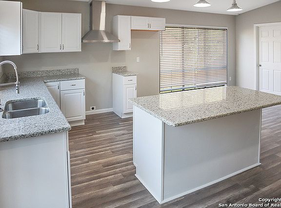 3rd image of 2619 Lakemist St