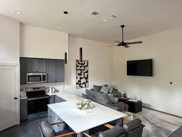 Cypress Manor Luxury Living — Photo 1