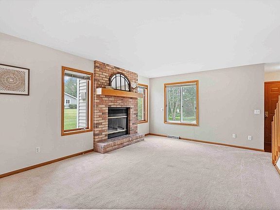 3rd image of 6915 Raymond Rd