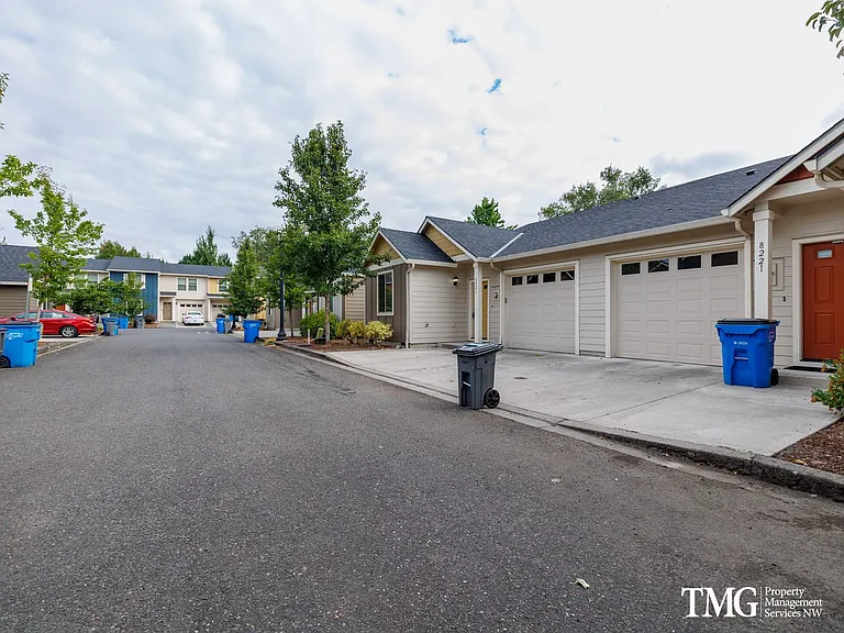 8223 NE 20th St — Photo 17