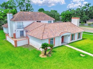 327 Live Oak Ln, Lake Jackson, TX 77566