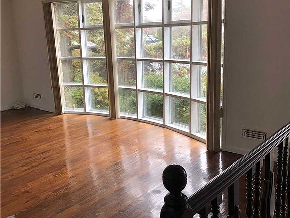 4th image of 11 Birchwood Park Dr