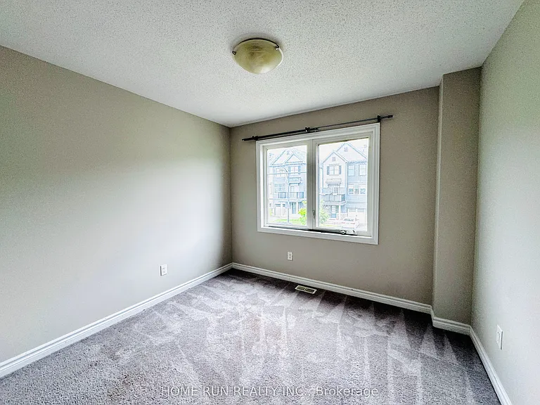 621 Lauraleaf Cres — Photo 15