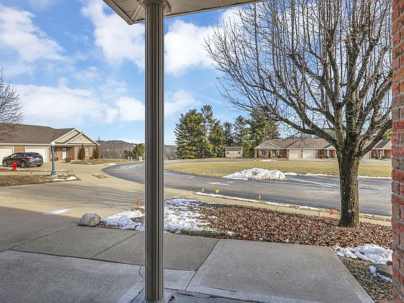4th image of 135 Carlin Dr