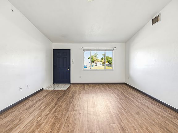 4th image of 1326 Birchcrest Blvd
