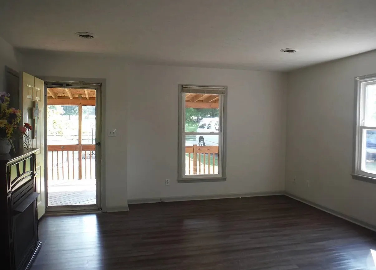 3 bed, 1100 sqft, $1,350 — Photo 2