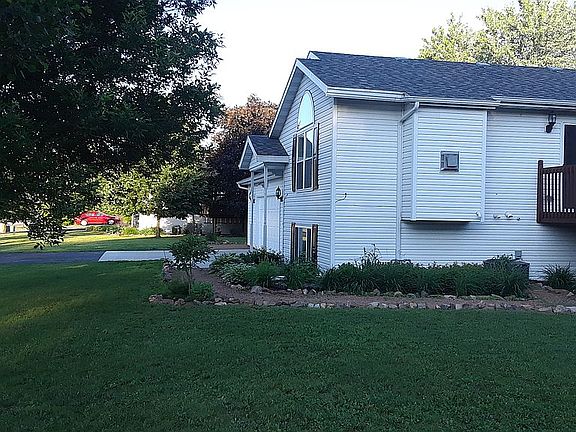 4th image of 1901 Wisteria Ln