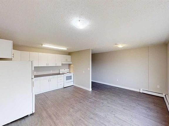 3rd image of 9926 105th Ave #302