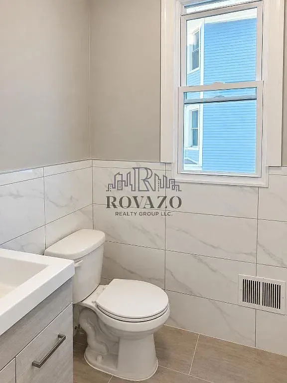 4 bed, 2.0 bath, 900 sqft, $2,700 — Photo 3