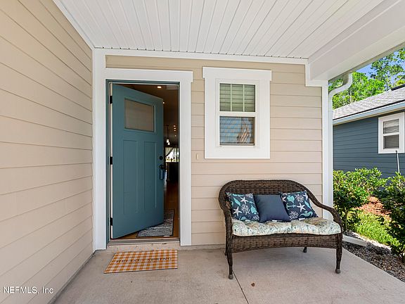 3rd image of 124 DAHLIA FALLS Drive