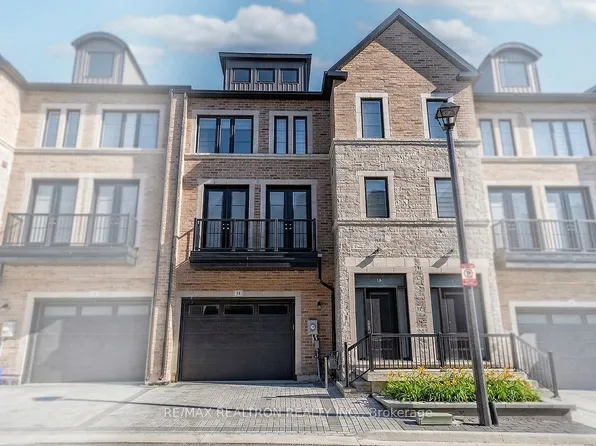 260 Eagle St #18, Newmarket, ON L3Y 1K1
