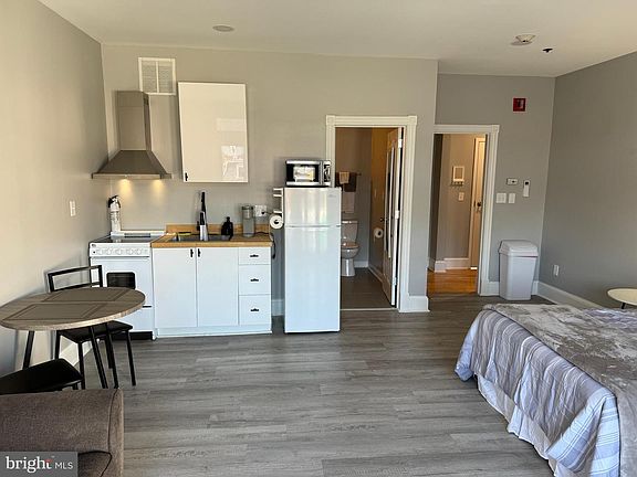 4th image of 23 E Beverley St