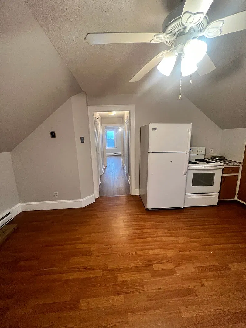 17 Burnham St - Blue Pod — Photo 2