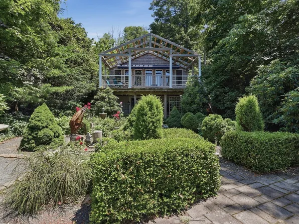 83 Sunset Dr, Charlton, MA 01507