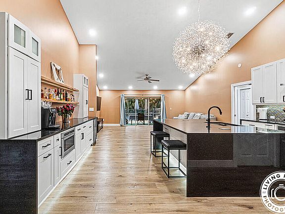 4th image of 4038 Calamondin Boulevard