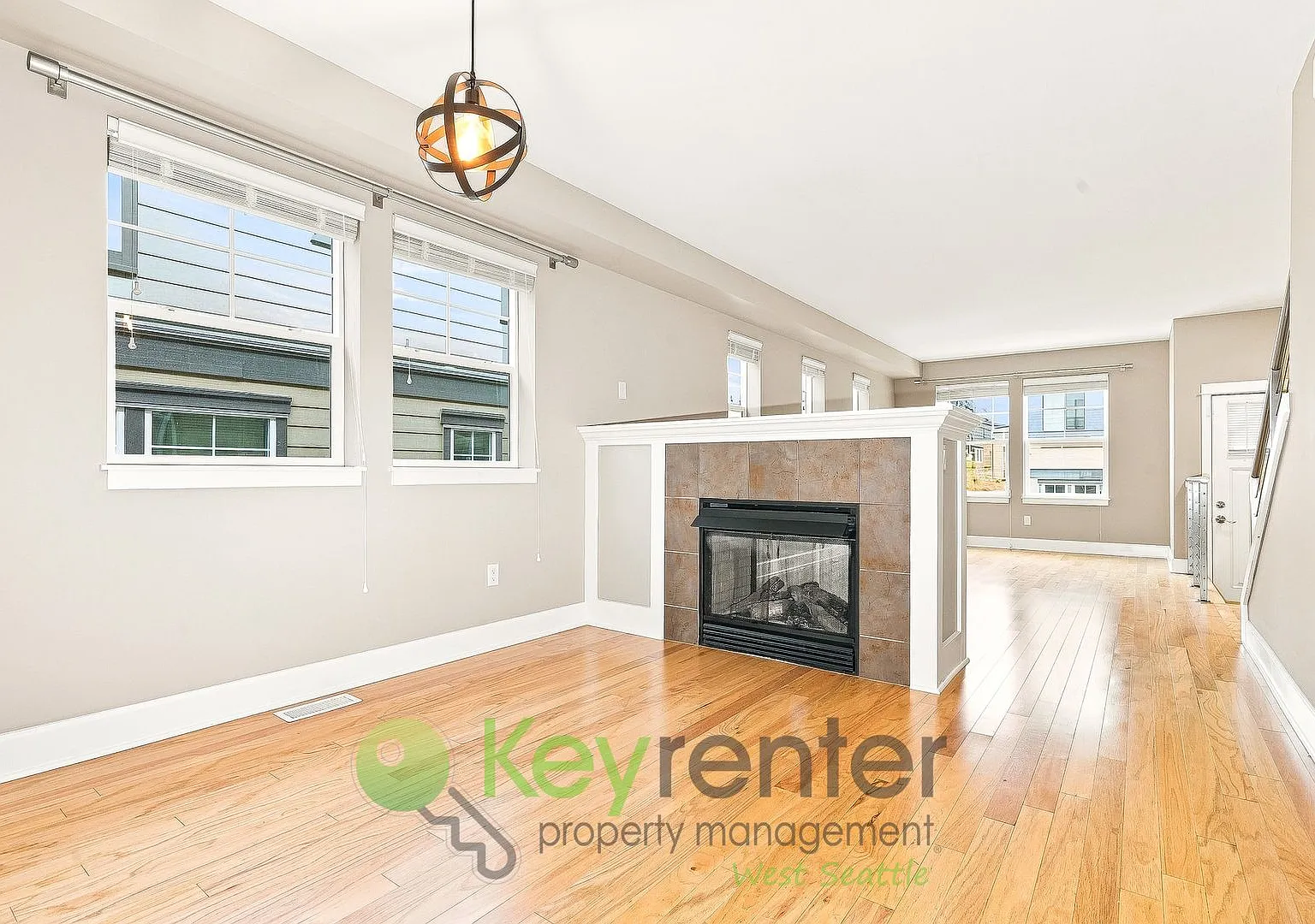 Elegant Three Bedroom Home with Office and Balcony — Photo 4
