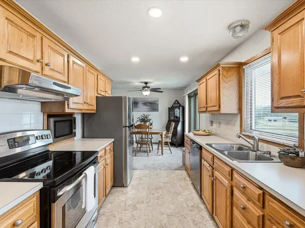 6 Hackett Dr, Oakland, IA 51560