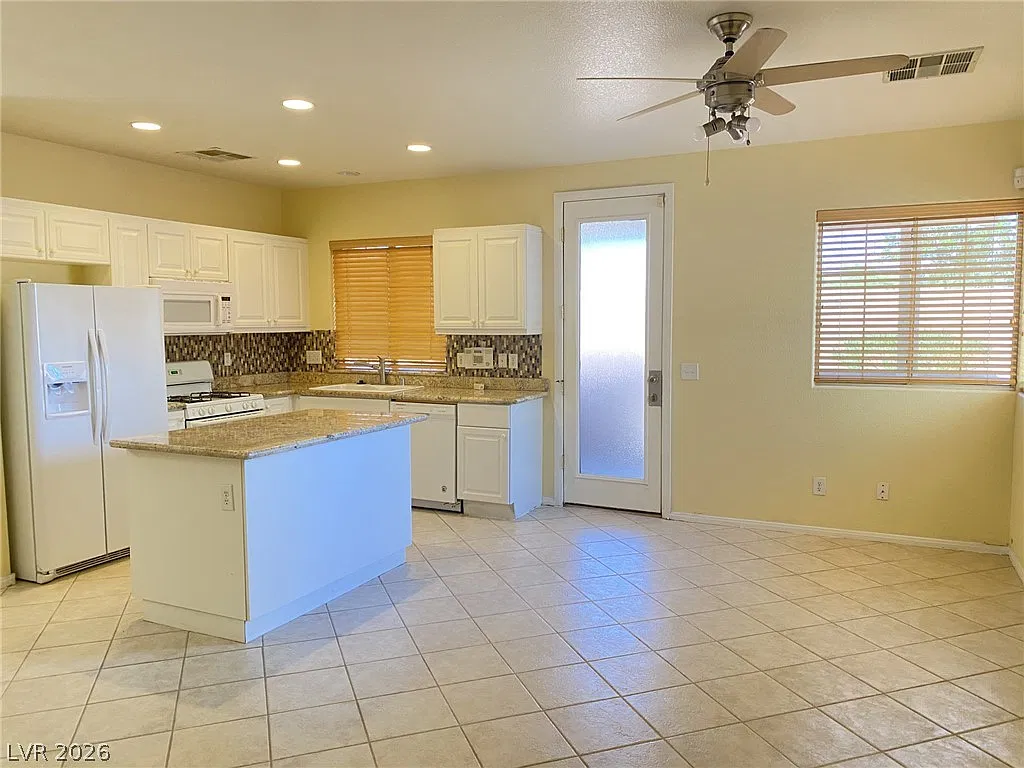 3 bed, 2.5 bath, 1345 sqft, $1,800 — Photo 3