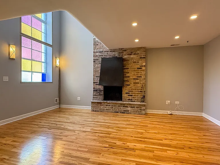 160 W Burton Pl #2R — Photo 2