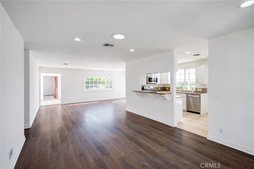 4 bed, 3.5 bath, 2224 sqft, $5,900 — Photo 3