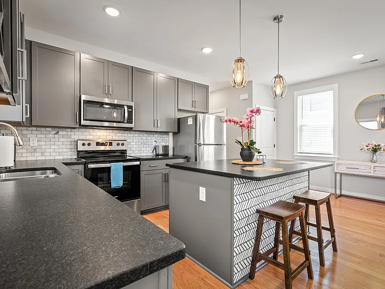 2511 Porter St #1 — Photo 3
