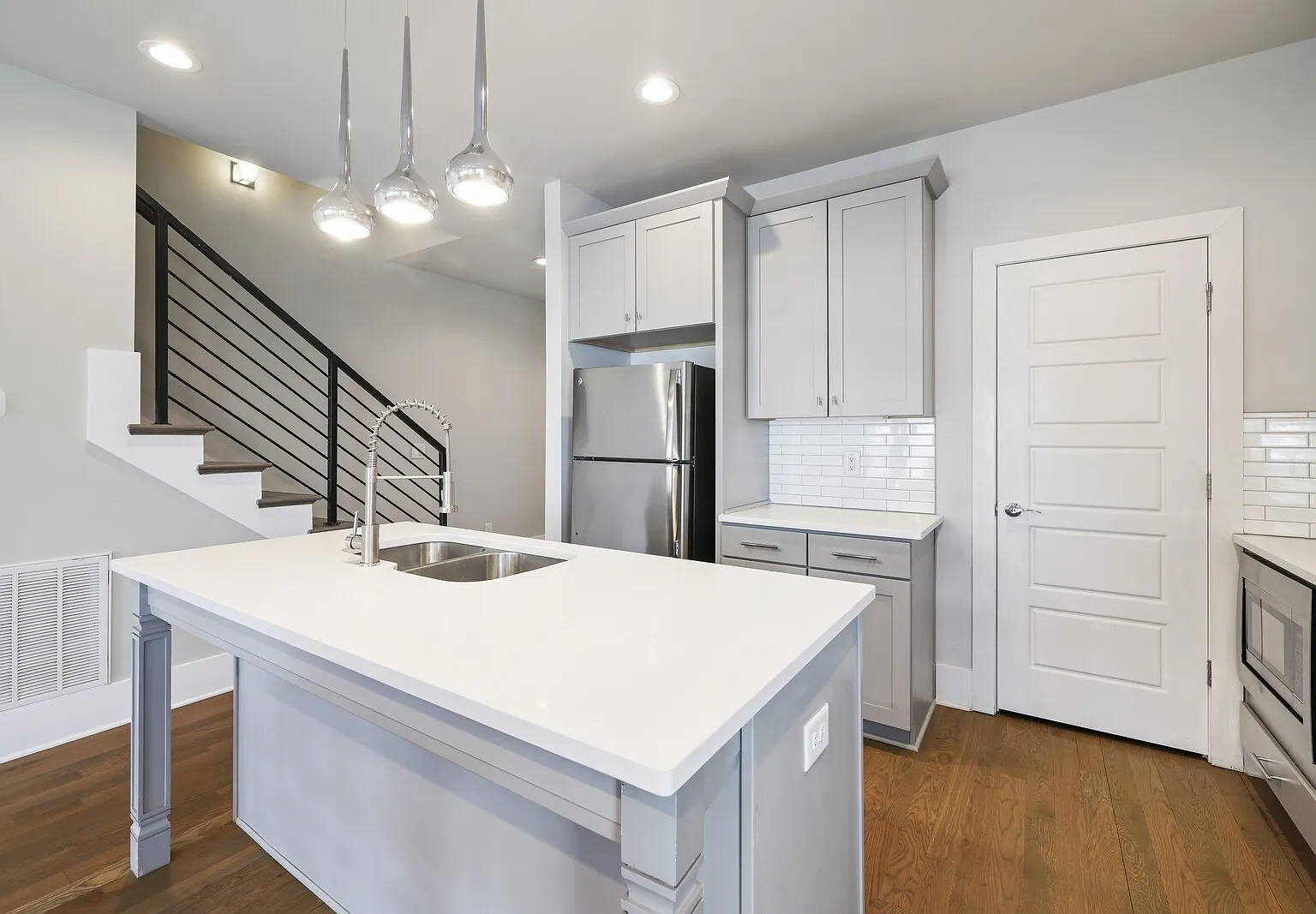 3 bed, 4.0 bath, 2480 sqft, $4,700 — Photo 4