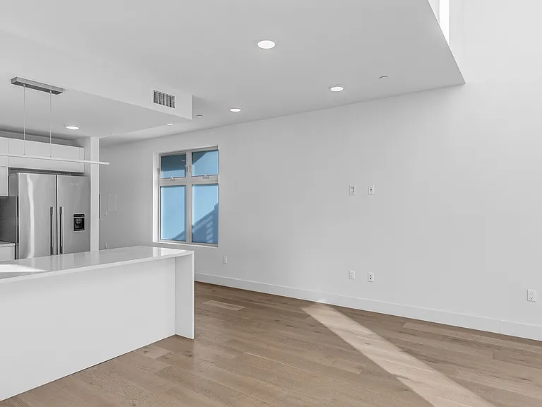 2000 N Beachwood Dr #101 — Photo 6