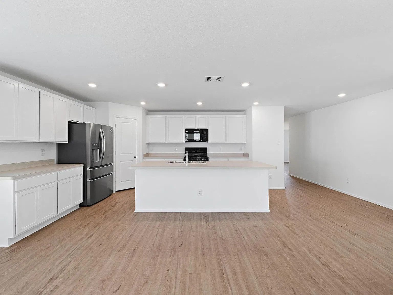 3 bed, 2.0 bath, 1868 sqft, $2,375 — Photo 4