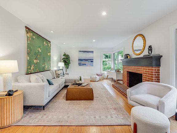 3rd image of 4685 Commonwealth Dr