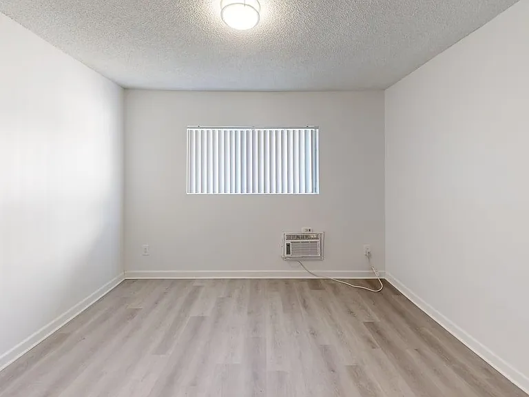 Chateau 16700 Devonshire Apartments, LLC — Photo 6